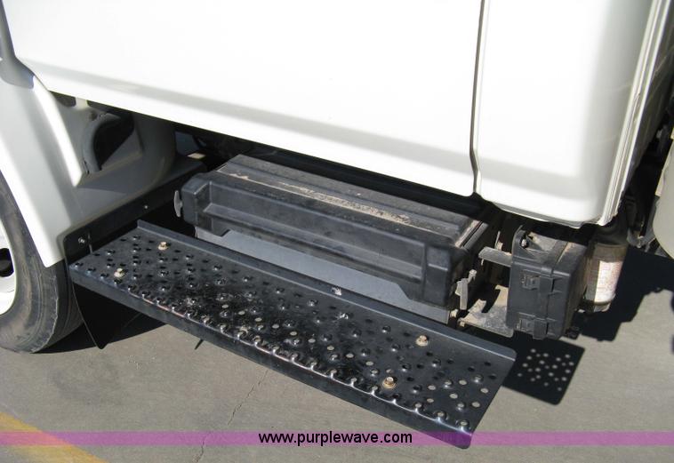 image for item 8068 2007 Hino 185 box truck