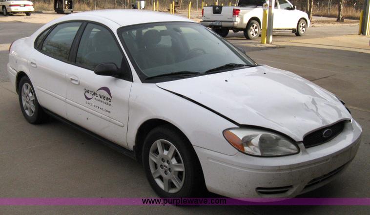 image for item 8071 2004 Ford Taurus SE