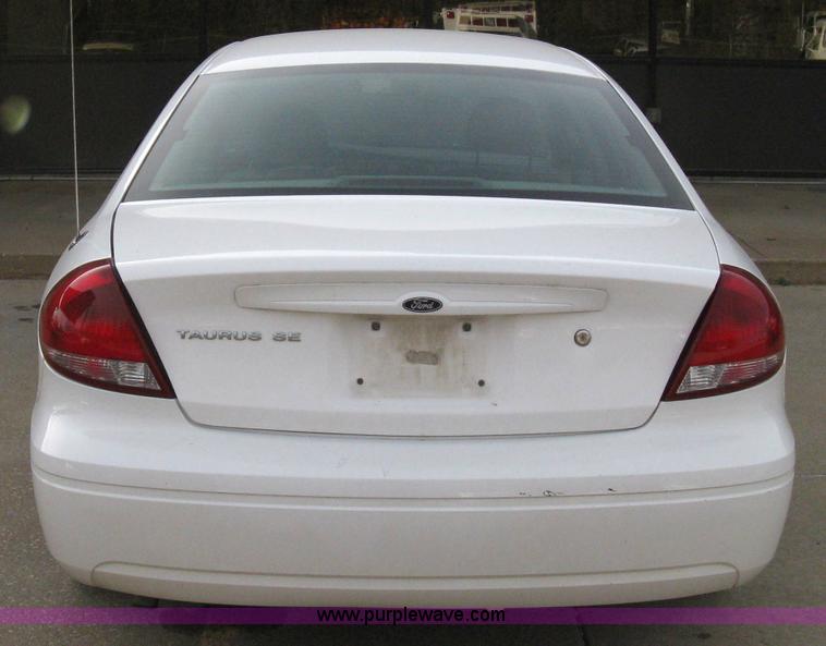 image for item 8071 2004 Ford Taurus SE