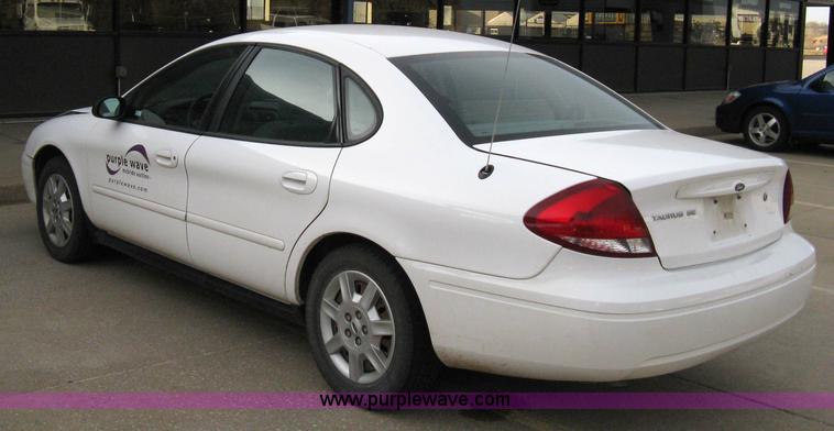 image for item 8071 2004 Ford Taurus SE