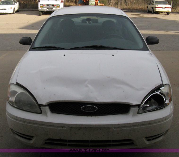 image for item 8071 2004 Ford Taurus SE
