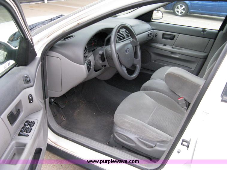 image for item 8071 2004 Ford Taurus SE