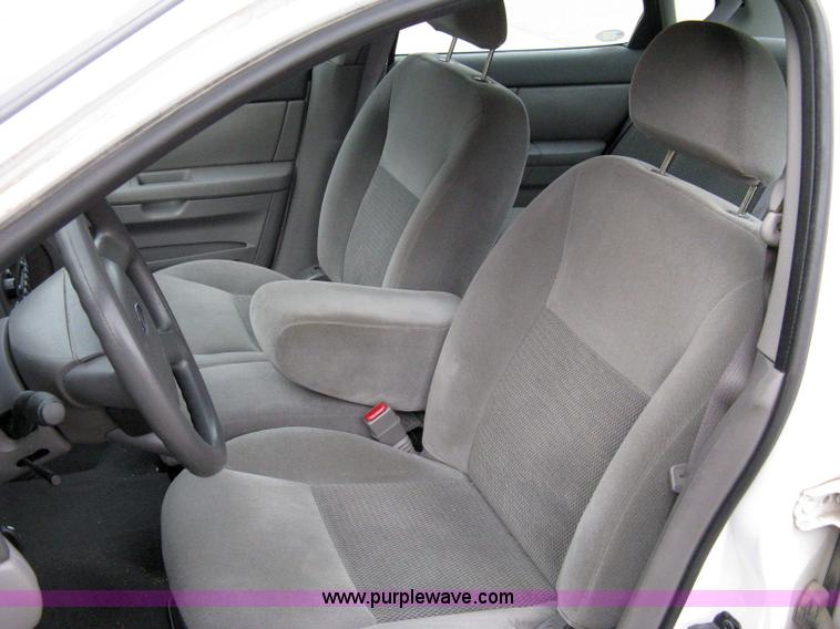 image for item 8071 2004 Ford Taurus SE