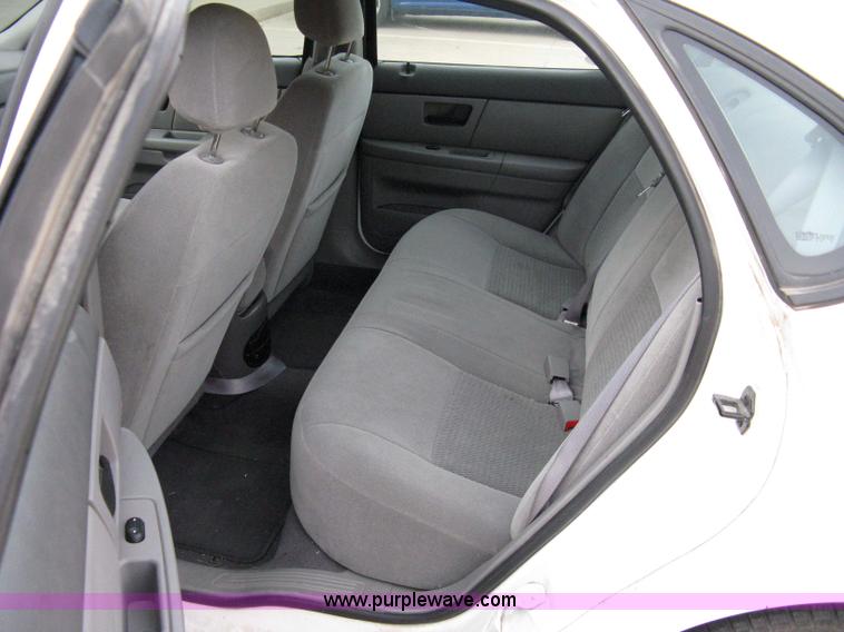 image for item 8071 2004 Ford Taurus SE