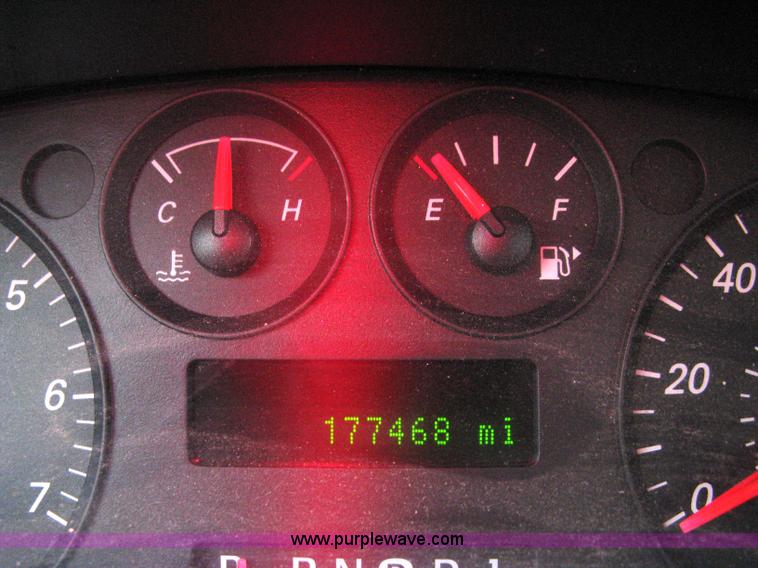 image for item 8071 2004 Ford Taurus SE