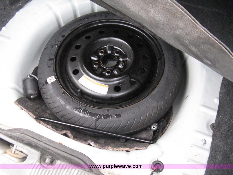 image for item 8071 2004 Ford Taurus SE