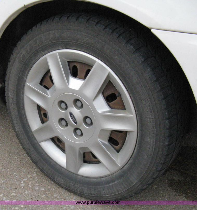 image for item 8071 2004 Ford Taurus SE