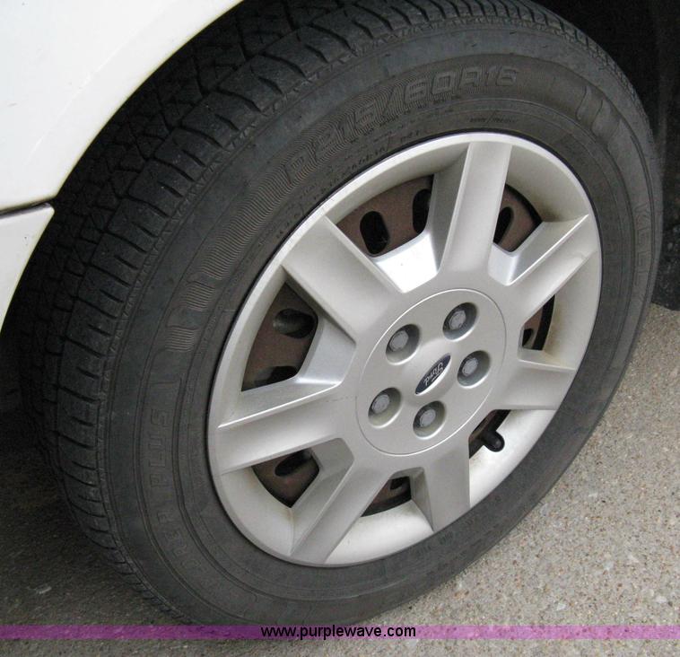 image for item 8071 2004 Ford Taurus SE