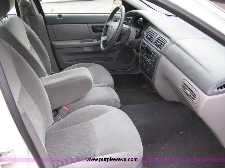 image for item 8071 2004 Ford Taurus SE