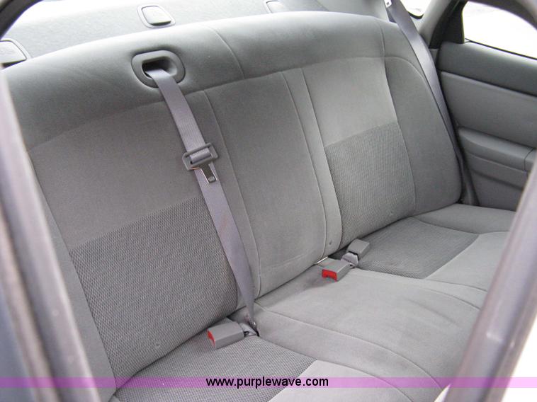 image for item 8071 2004 Ford Taurus SE