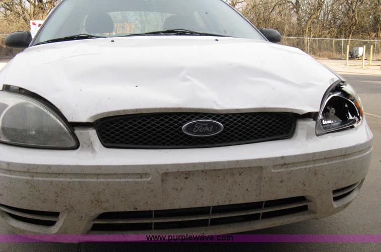 image for item 8071 2004 Ford Taurus SE