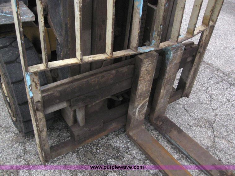 image for item 3064 2004 Yale GDP080LJNPBE089 forklift