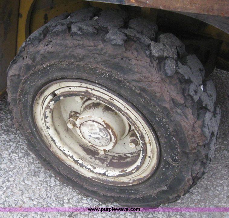 image for item 3064 2004 Yale GDP080LJNPBE089 forklift