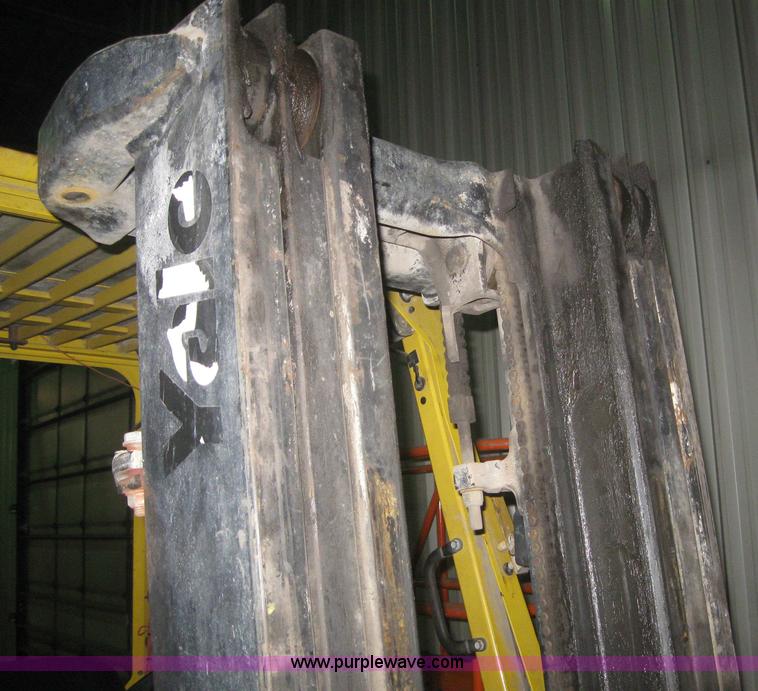 image for item 3067 2003 Yale GDP060TGEUAE087 forklift