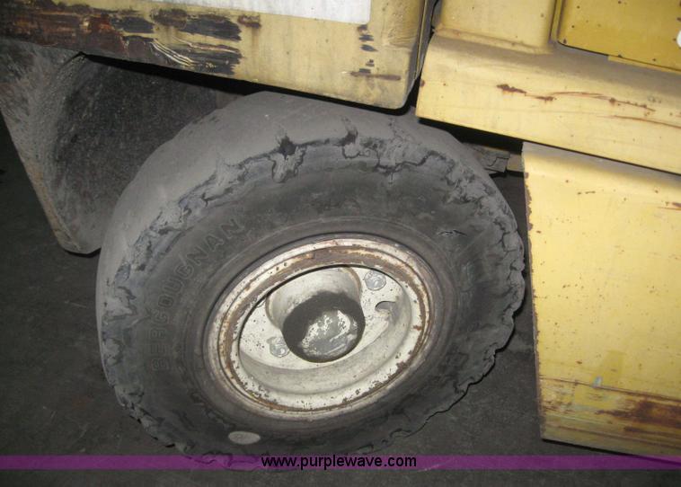 image for item 3067 2003 Yale GDP060TGEUAE087 forklift