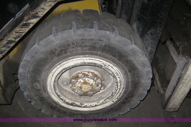 image for item 3068 2003 Yale GDP050RGEUAE089 forklift