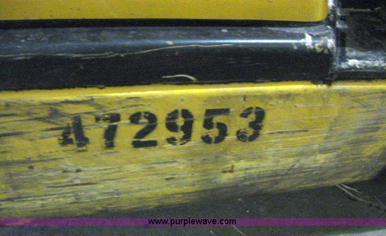 image for item 3068 2003 Yale GDP050RGEUAE089 forklift