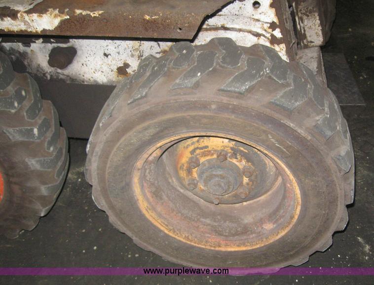 image for item 3070 2004 Bobcat 553 skid steer
