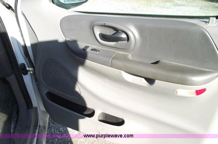 image for item 5428 2000 Ford F150 XLT extended cap pickup truck