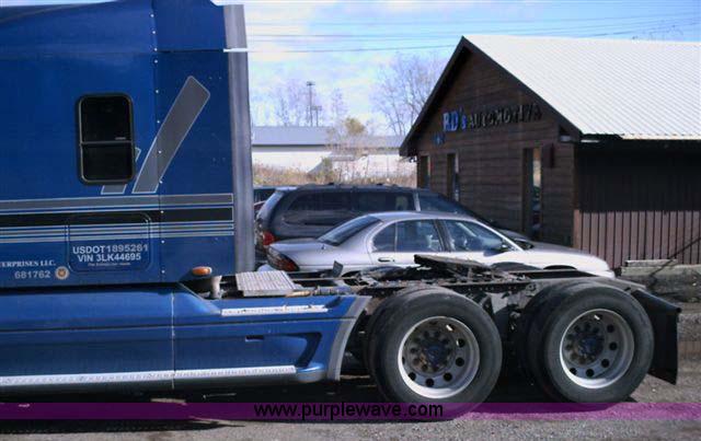 image for item 1000 2003 Freightliner Columbia 120 semi truck