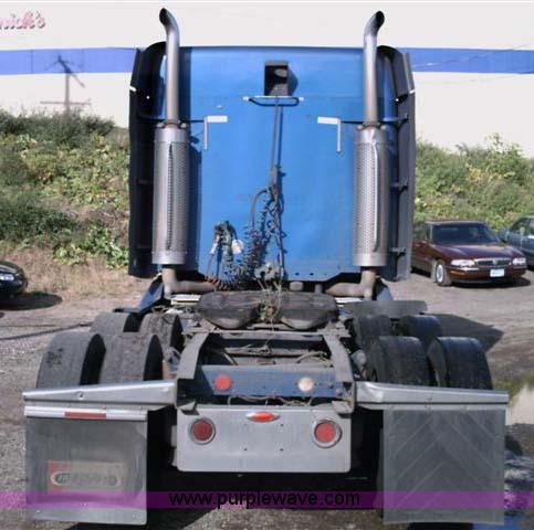 image for item 1000 2003 Freightliner Columbia 120 semi truck