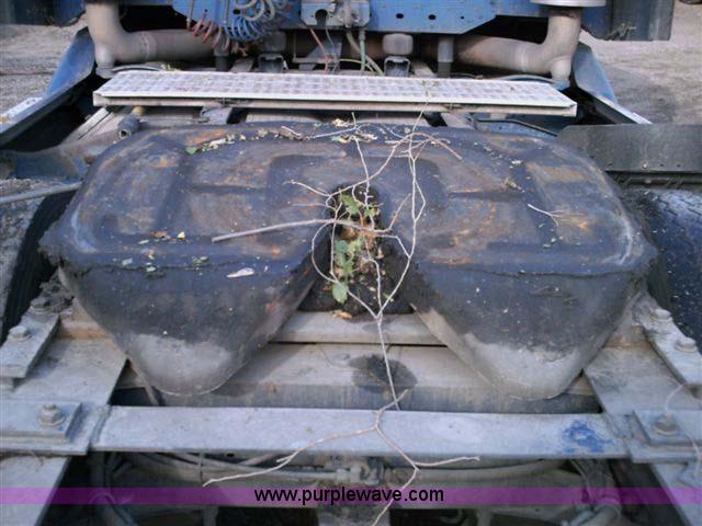 image for item 1000 2003 Freightliner Columbia 120 semi truck