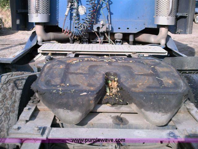 image for item 1000 2003 Freightliner Columbia 120 semi truck