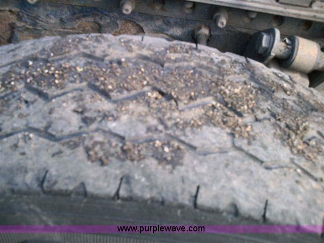 image for item 1000 2003 Freightliner Columbia 120 semi truck