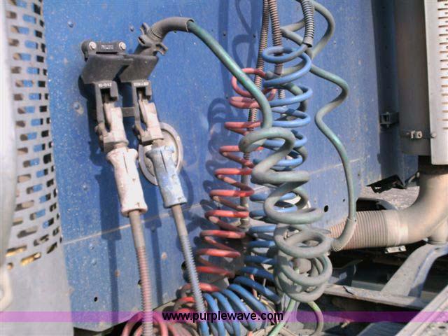 image for item 1000 2003 Freightliner Columbia 120 semi truck