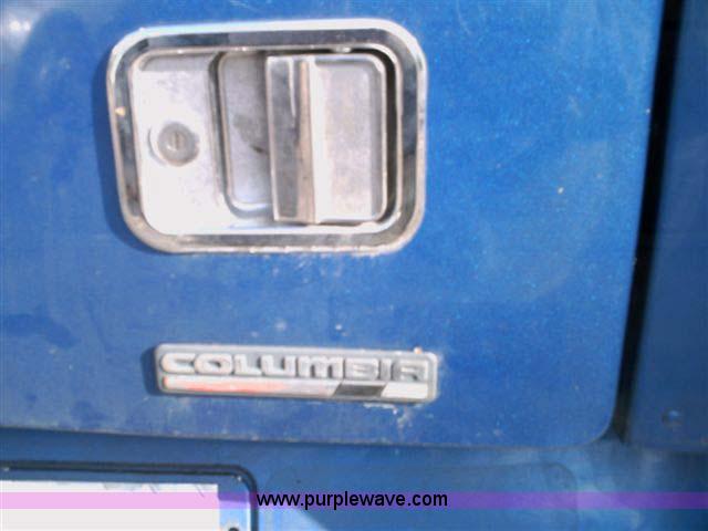 image for item 1000 2003 Freightliner Columbia 120 semi truck