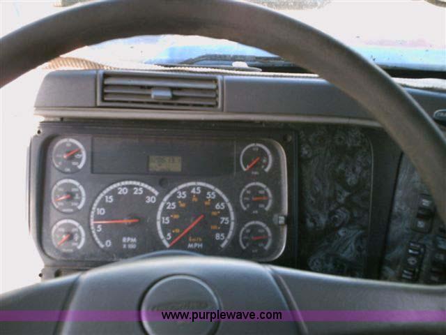 image for item 1000 2003 Freightliner Columbia 120 semi truck