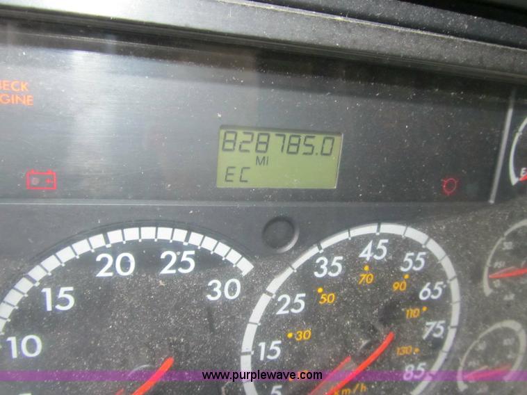 image for item 1000 2003 Freightliner Columbia 120 semi truck