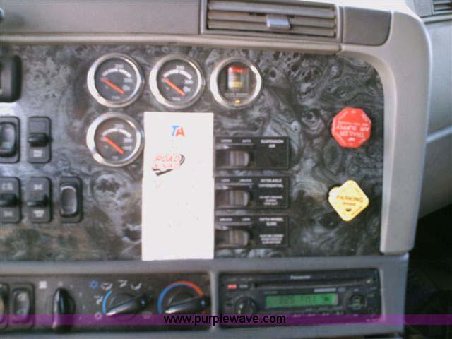 image for item 1000 2003 Freightliner Columbia 120 semi truck