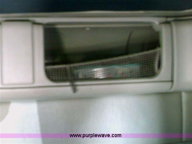 image for item 1000 2003 Freightliner Columbia 120 semi truck