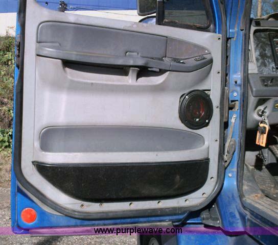 image for item 1000 2003 Freightliner Columbia 120 semi truck