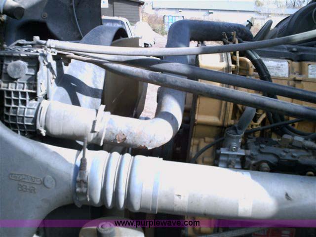 image for item 1000 2003 Freightliner Columbia 120 semi truck