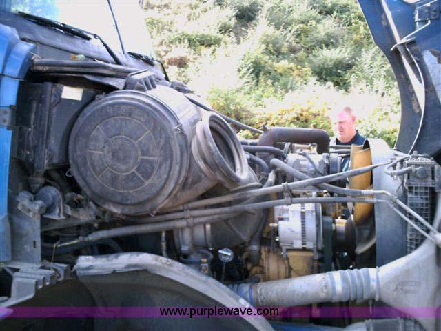 image for item 1000 2003 Freightliner Columbia 120 semi truck