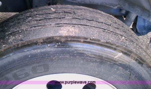 image for item 1000 2003 Freightliner Columbia 120 semi truck