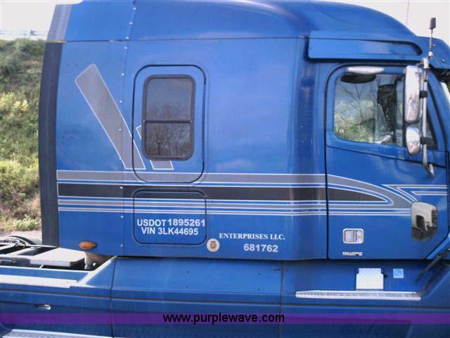 image for item 1000 2003 Freightliner Columbia 120 semi truck