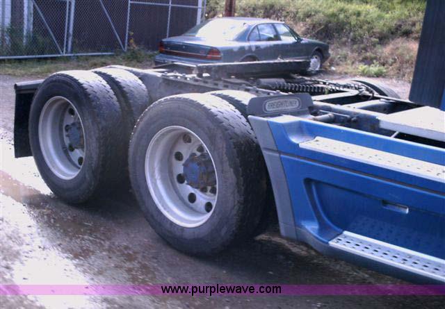 image for item 1000 2003 Freightliner Columbia 120 semi truck
