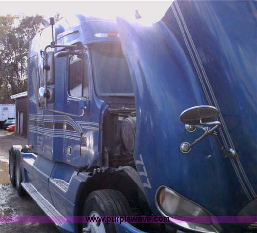 image for item 1000 2003 Freightliner Columbia 120 semi truck