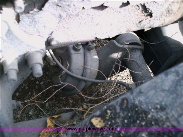 image for item 1000 2003 Freightliner Columbia 120 semi truck