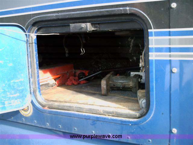 image for item 1000 2003 Freightliner Columbia 120 semi truck