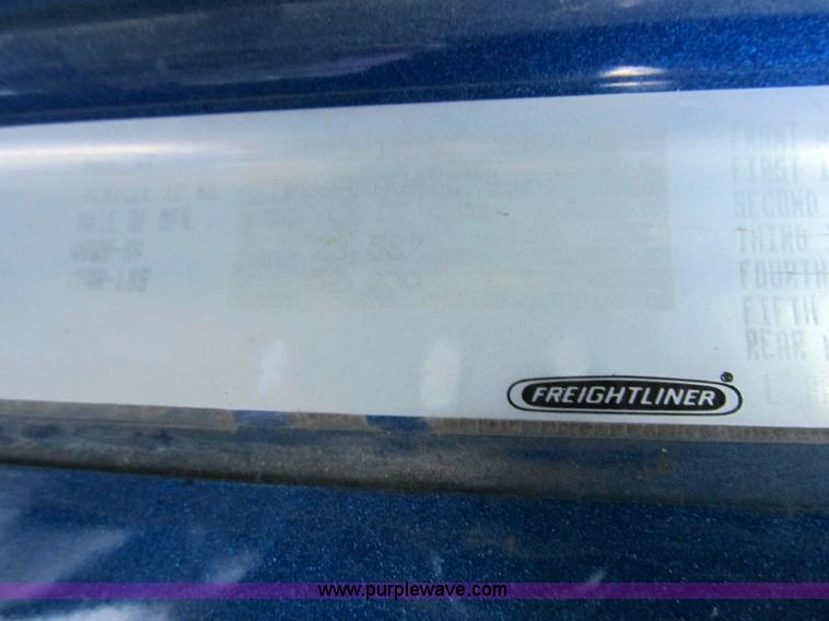 image for item 1000 2003 Freightliner Columbia 120 semi truck