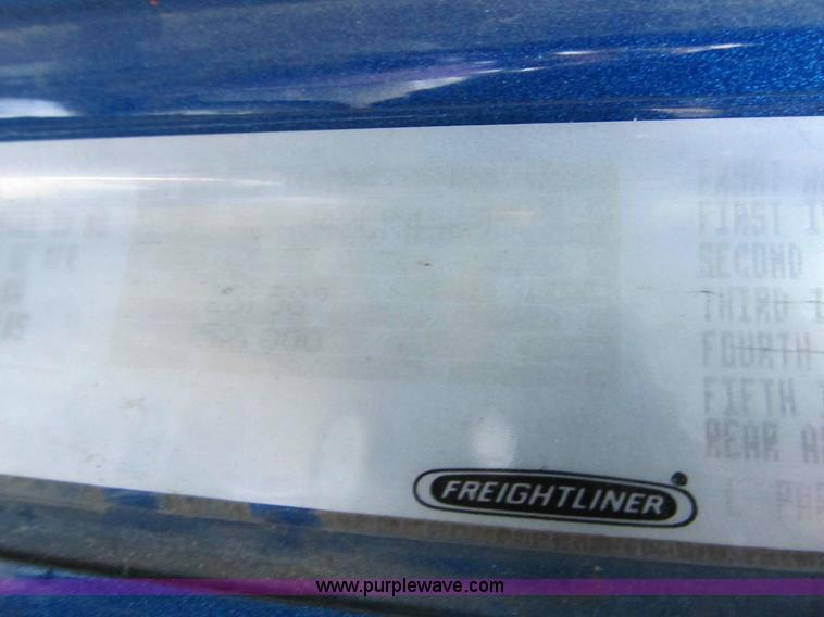 image for item 1000 2003 Freightliner Columbia 120 semi truck