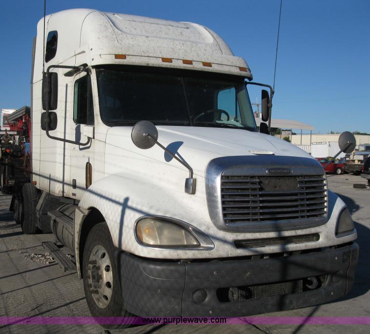 image for item 1003 2004 Freightliner Columbia 120 semi truck