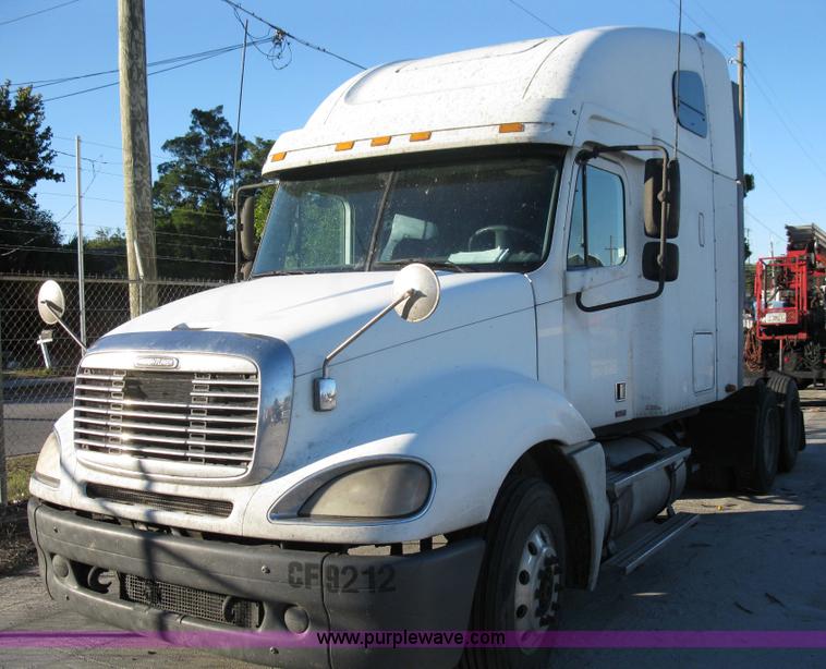 image for item 1003 2004 Freightliner Columbia 120 semi truck