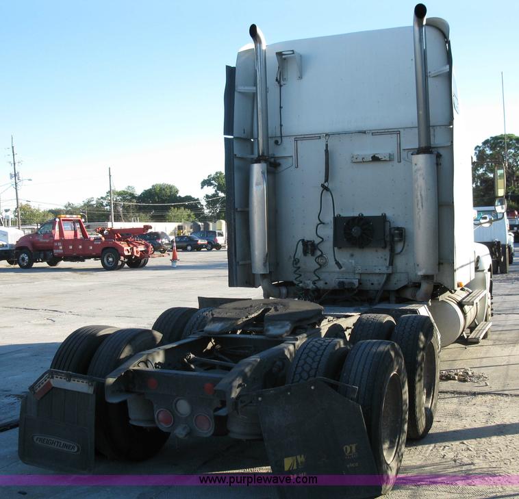 image for item 1003 2004 Freightliner Columbia 120 semi truck