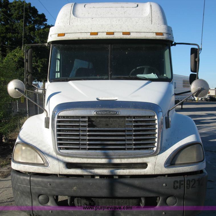 image for item 1003 2004 Freightliner Columbia 120 semi truck