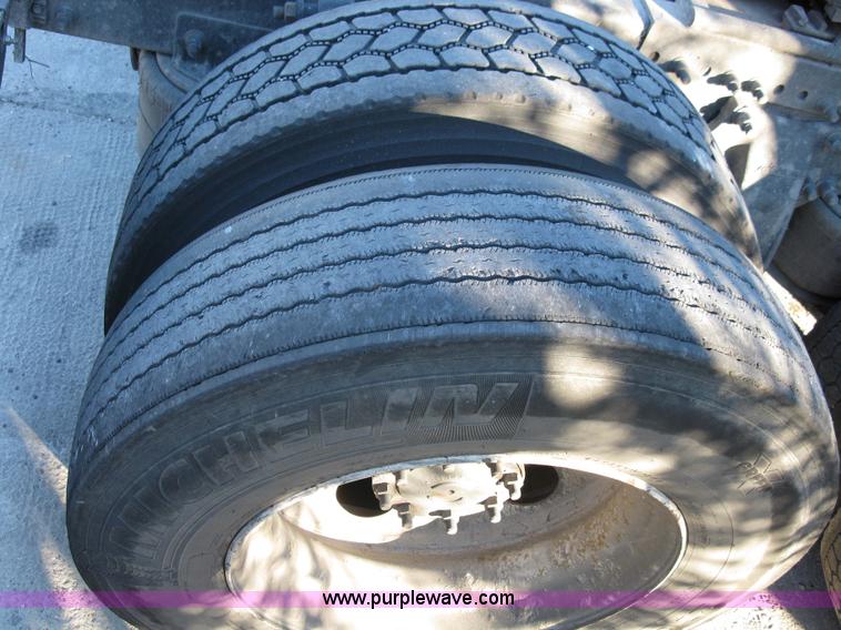 image for item 1003 2004 Freightliner Columbia 120 semi truck